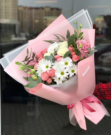 Букет цветов из: Розы, Лизиантусы и Хризантемы в Трубино